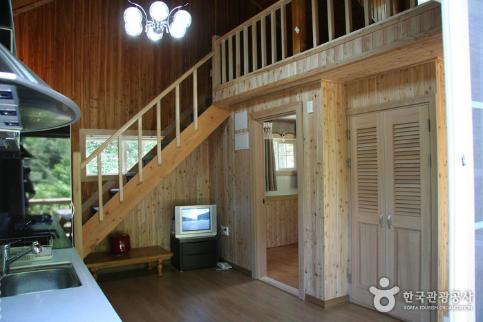 유명산자연휴양림_계곡_숲속의집6인실_02
