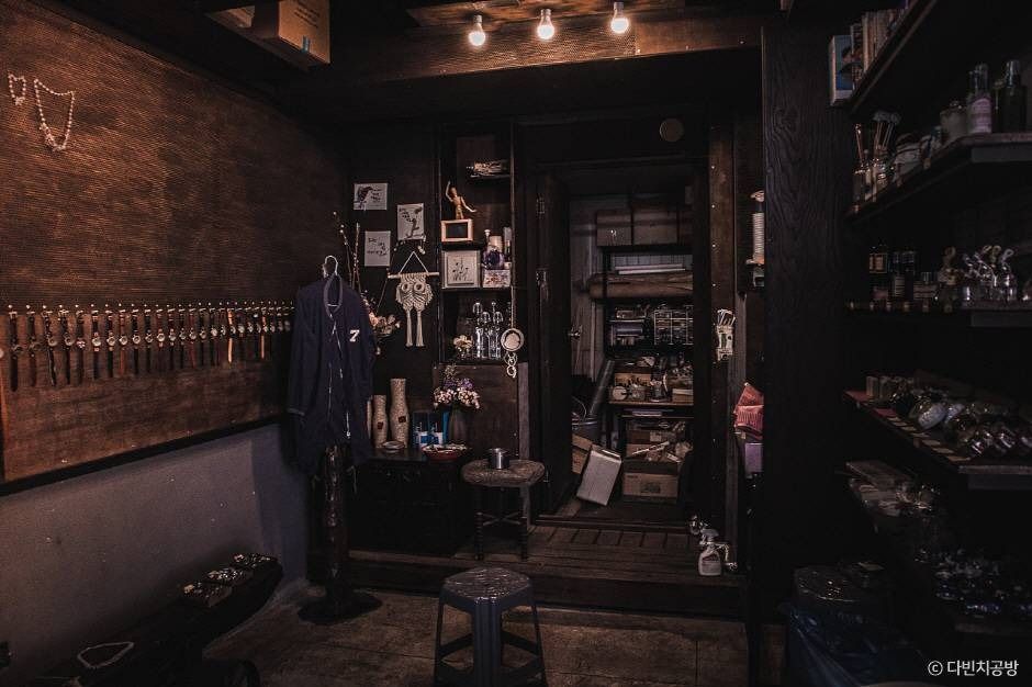 다빈치공방_내부 금속공예품들