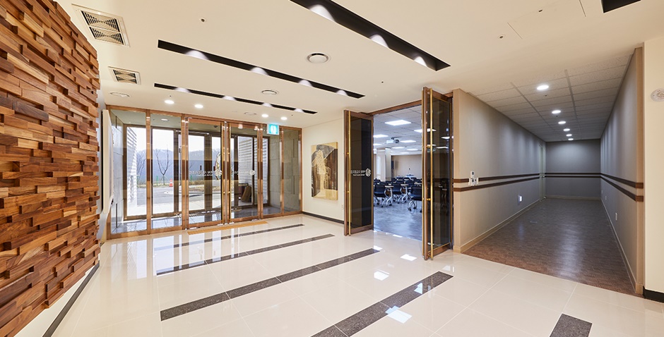 백학자유로리조트_컨벤션센터내부입구