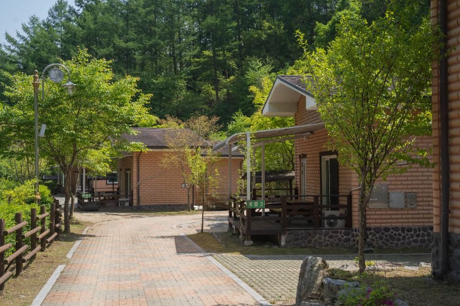 가평_칼봉산자연휴양림_황토방 외관 (1)