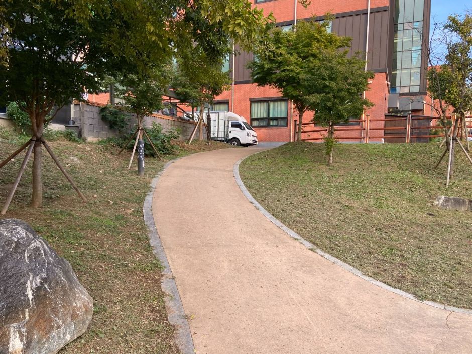 본촌생태어린이공원_운동기구 인근 공원 출입구(단차 있음, 경사로 있음)