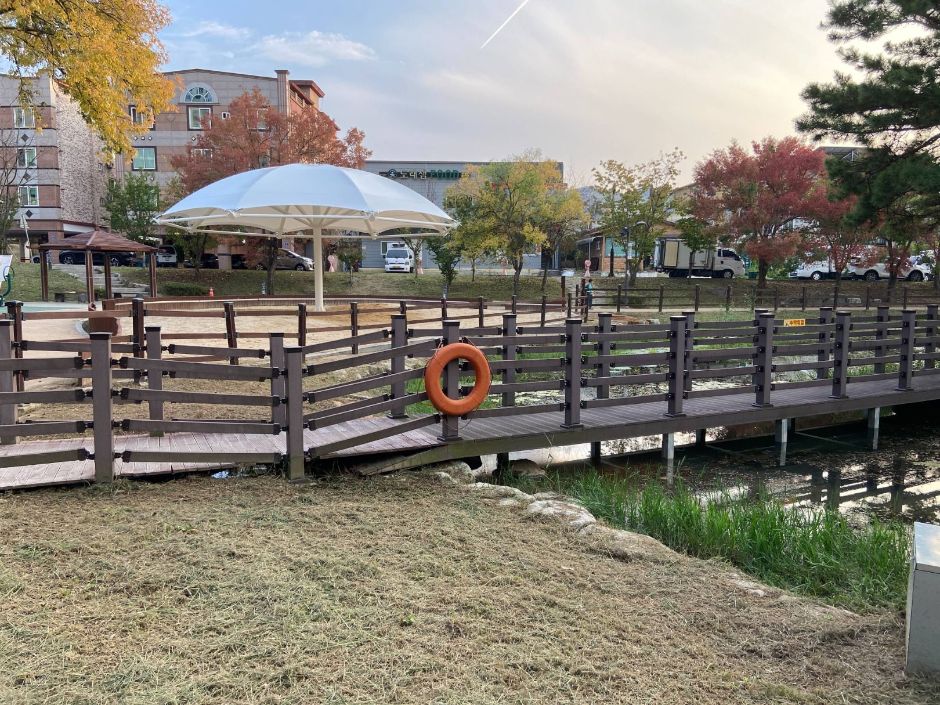 본촌생태어린이공원_운동기구 인근 수변데크길에 배치된 구명튜브