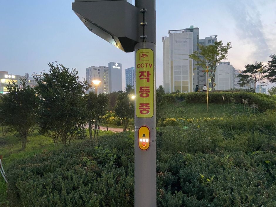 첨단2주거1호근린공원_바닥분수 인근 가로등에 설치된 비상벨