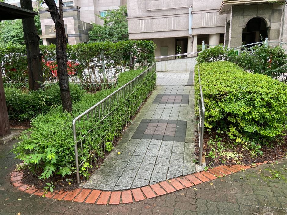 화추어린이공원_아파트 단지 연결 출입구 (경사로 있음)