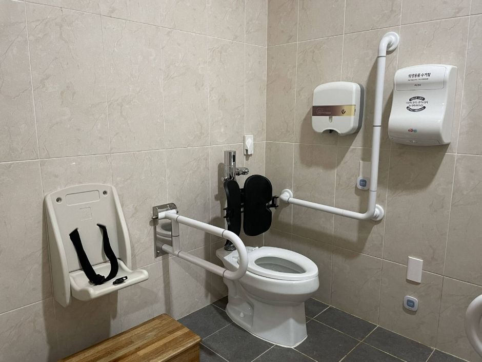 달서목재문화관_1층 장애인화장실 내부 사진