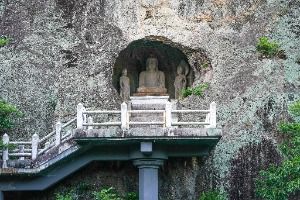 군위 아미타여래삼존 석굴