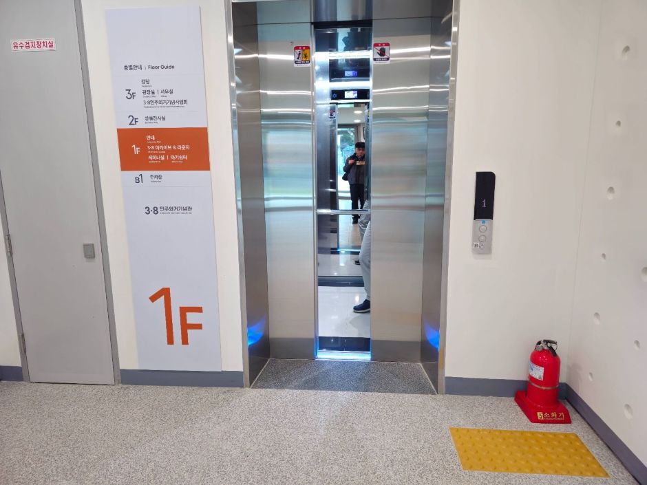 38민주의거기념관_1층 엘리베이터