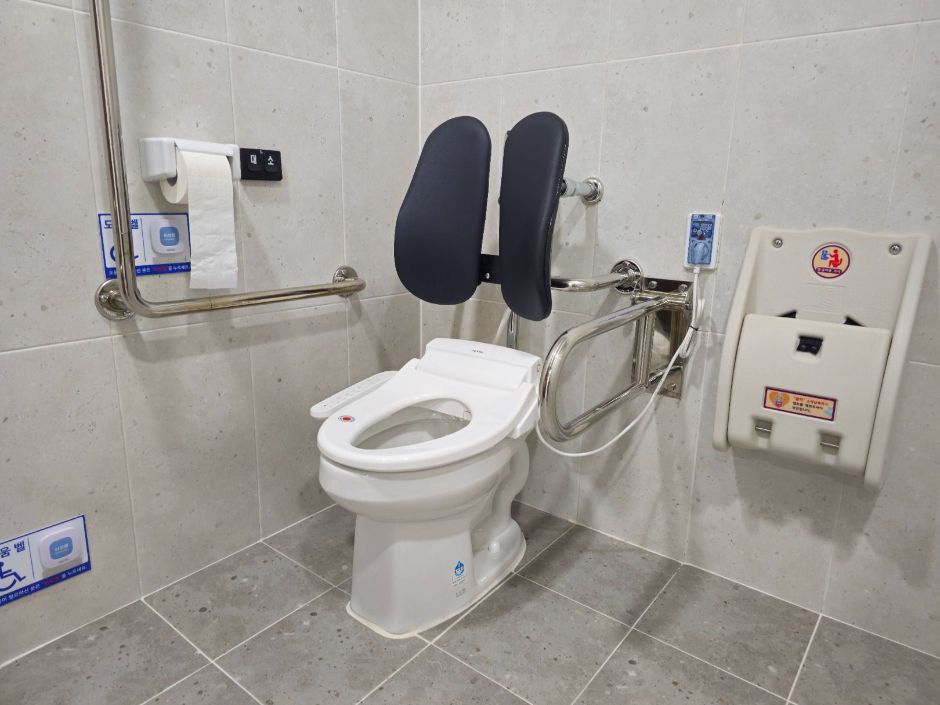 38민주의거기념관_장애인화장실 내부