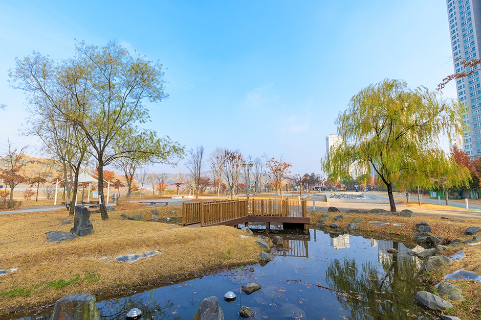 대전시_대덕구_금강로하스산호빛공원_연못_2