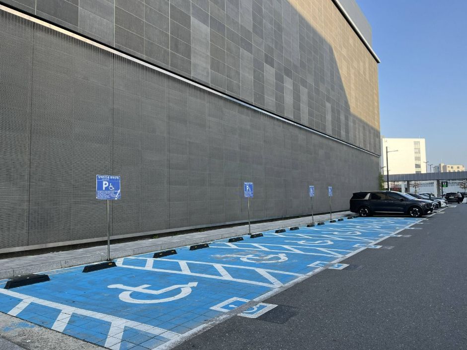 현대아울렛디즈니스토어_장애인주차구역 (2)