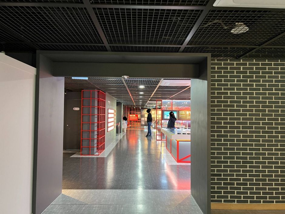 경상북도 발명체험관_제 2, 3 전시실간 경계면 (경사 단차 없음)