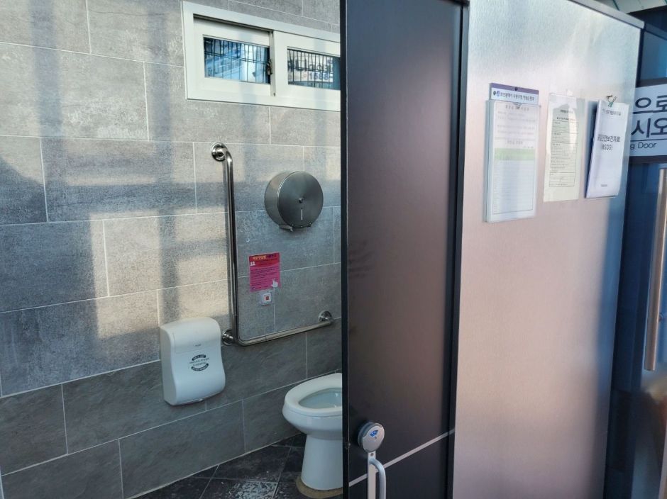 부산 민락해변공원_장애인 화장실 2