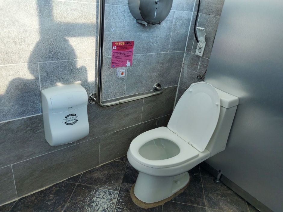 부산 민락해변공원_장애인 화장실