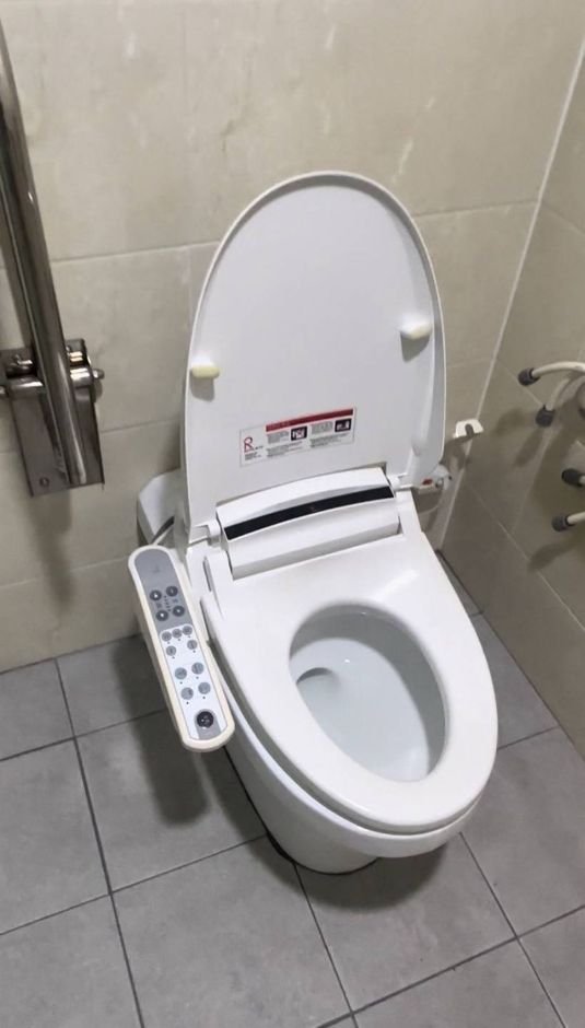 부산 기후변화체험교육관_1층_장애인화장실 내부(1)