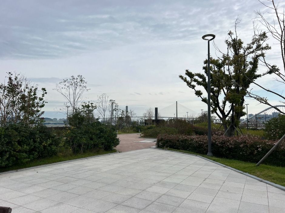 부산북항친수공원_제 2보행교 방향 산책로
