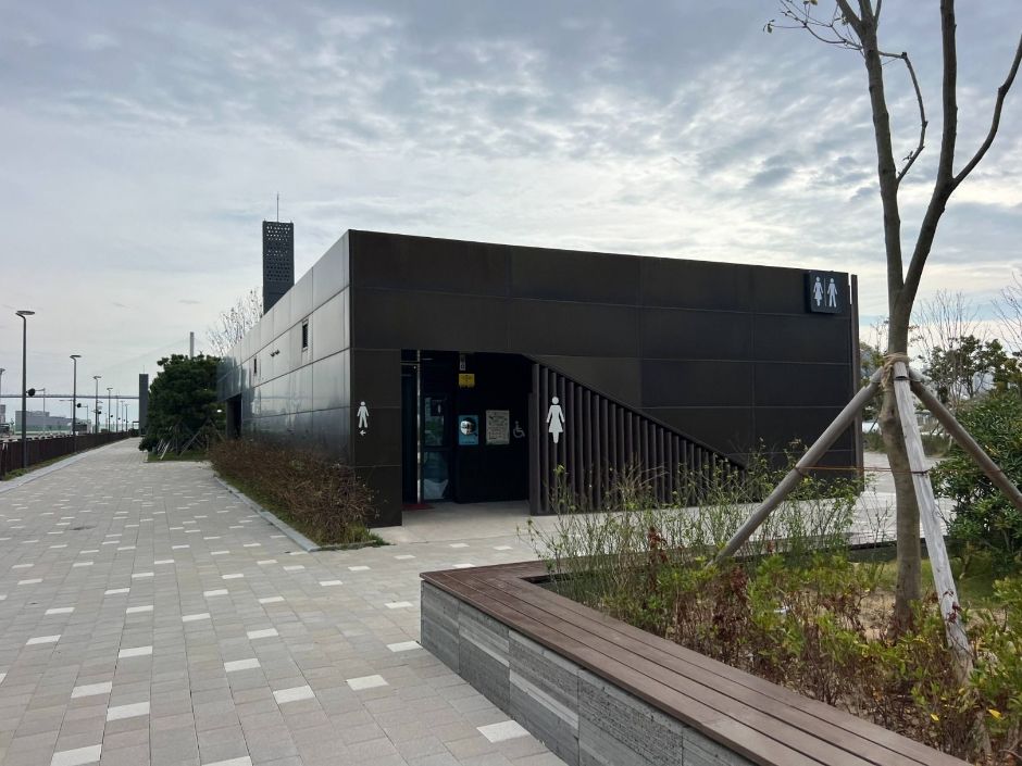 부산북항친수공원_ 공원 중심 장애인 화장실 