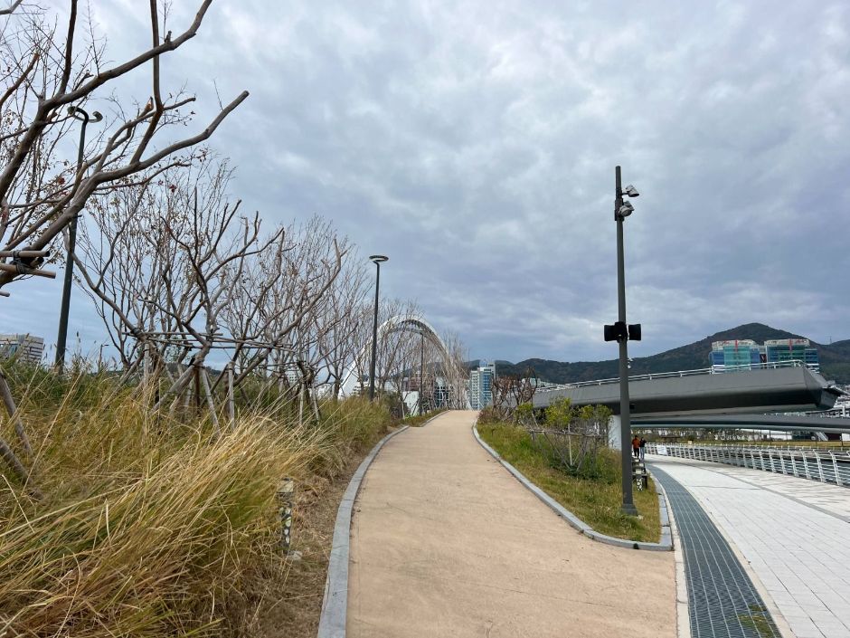 부산북항친수공원_강변에서 보도교 올라가는 경사로