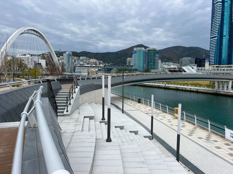 부산북항친수공원_보도교 진입로 단차