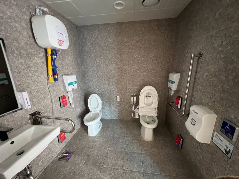 부산북항친수공원_부산역과 가까운 장애인화장실 내부