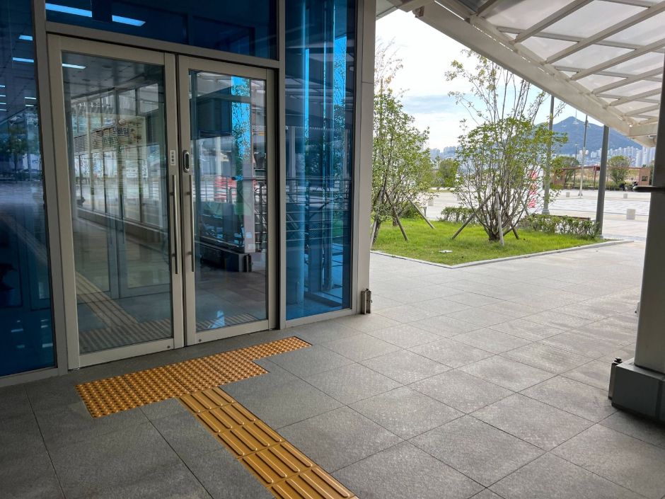 부산북항친수공원_사무실 점자블록