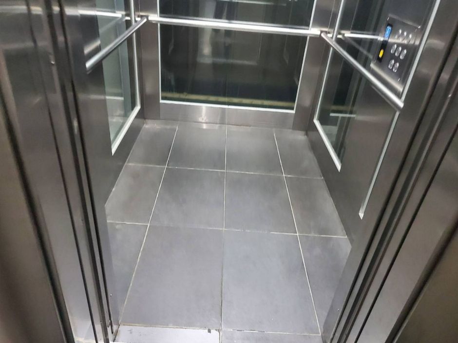 라이브러리 자료실_엘리베이터 내부2