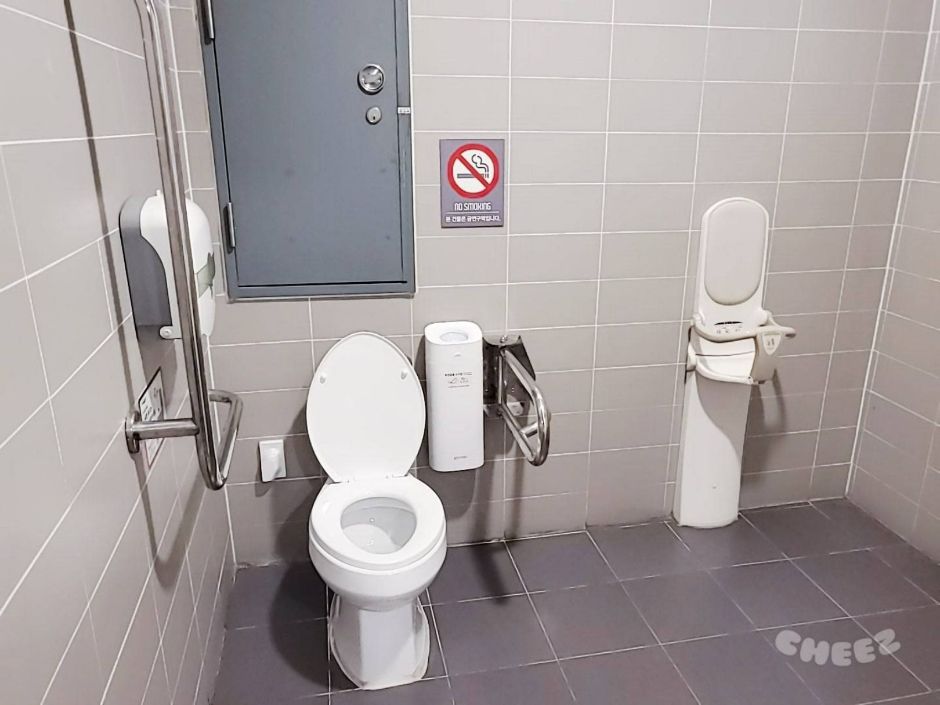 라이브러리 자료실_장애인 화장실 내부1