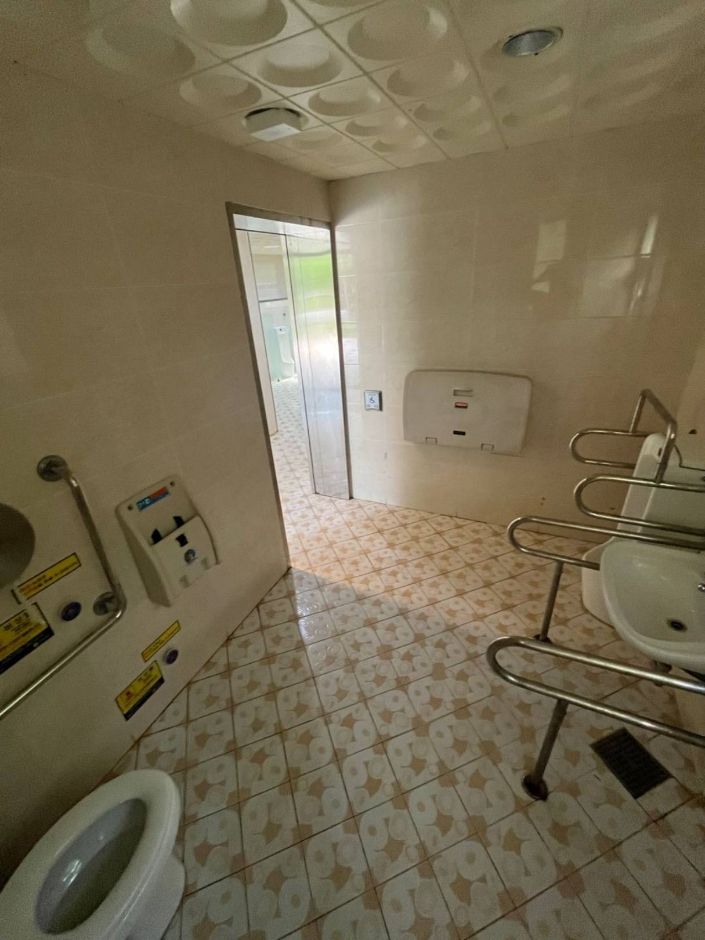 계남근린공원_화장실내부