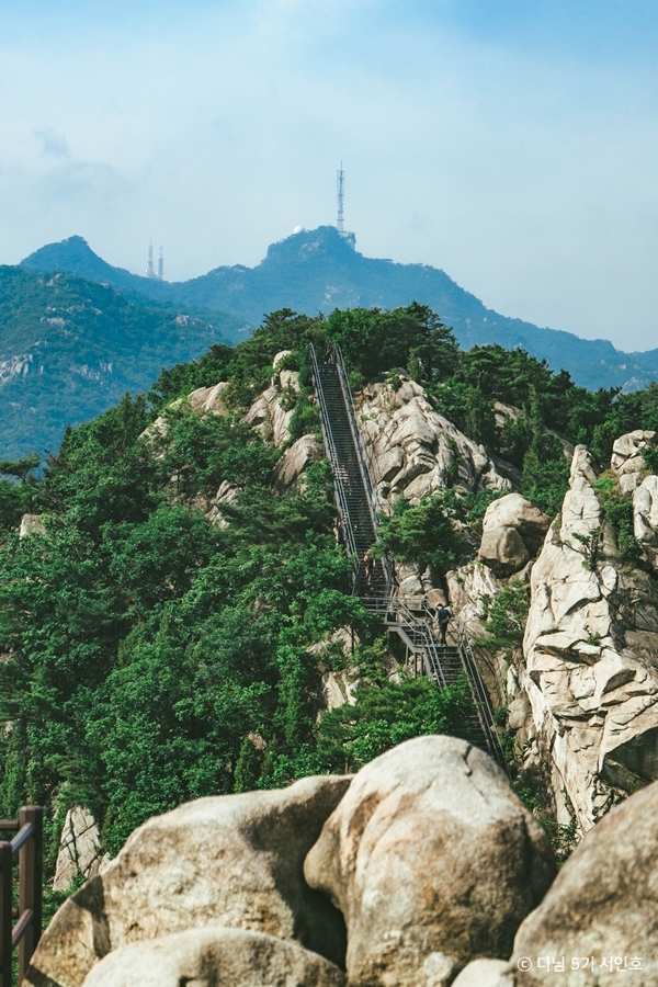 서울_관음사국기봉_우람한 바위