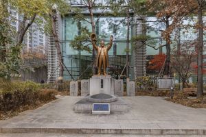 해공신익희선생동상