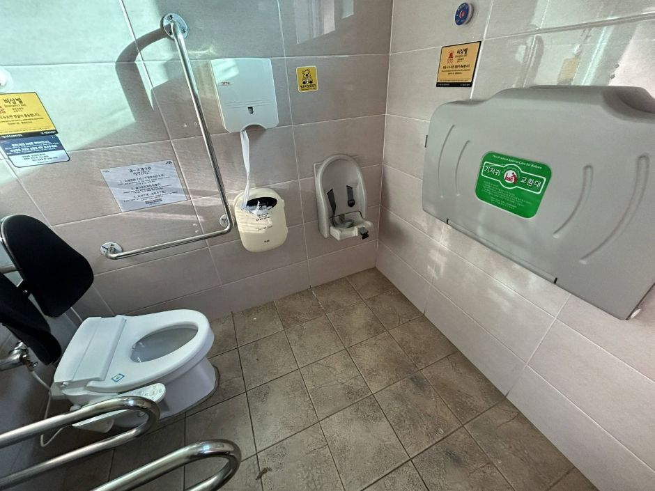 남산순환나들길 장애인 화장실 내부