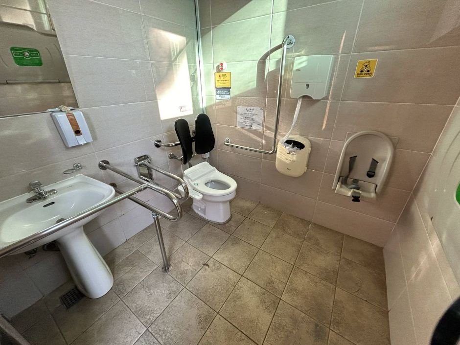 남산순환나들길 장애인 화장실 내부_1