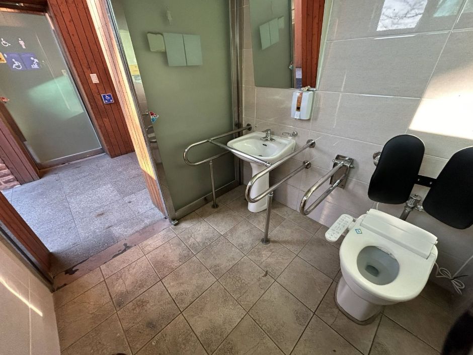 남산순환나들길 장애인 화장실 내부에서 외부