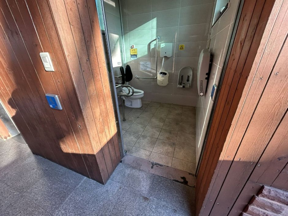 남산순환나들길 장애인 화장실 외부에서 내부