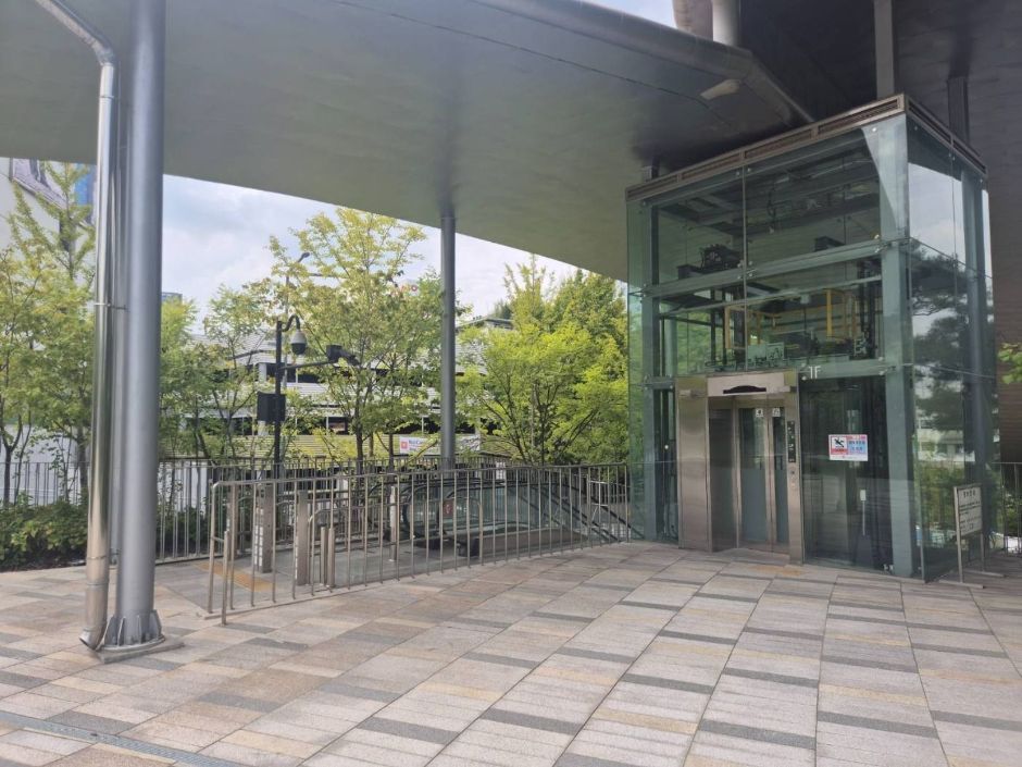 명동역에서 접근시 엘리베이터 (1)