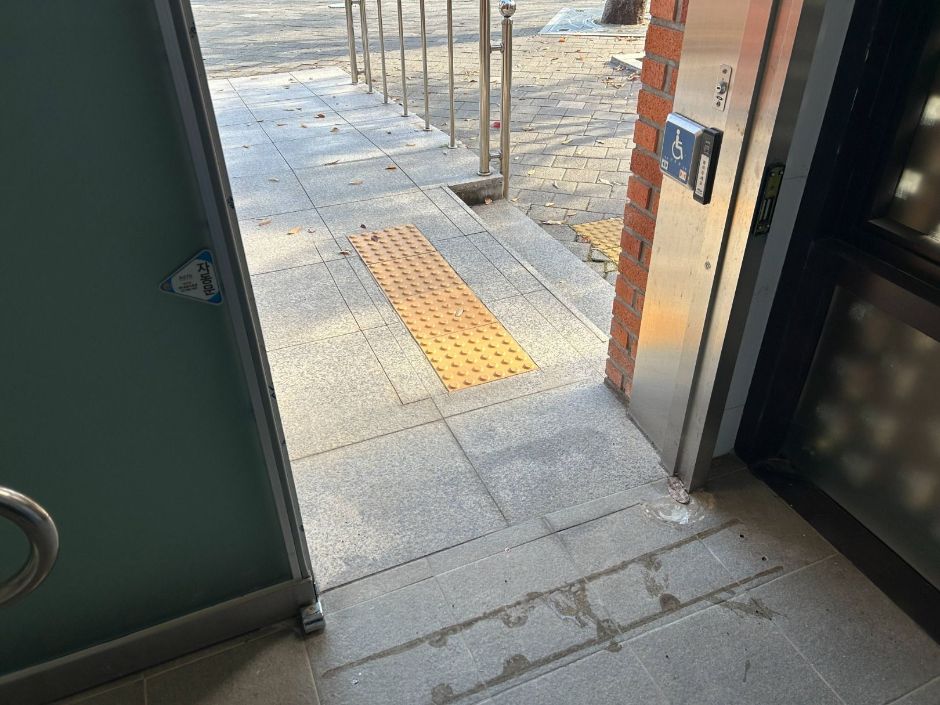 노들나루공원_장애인 화장실 입구(내부에서 외부)