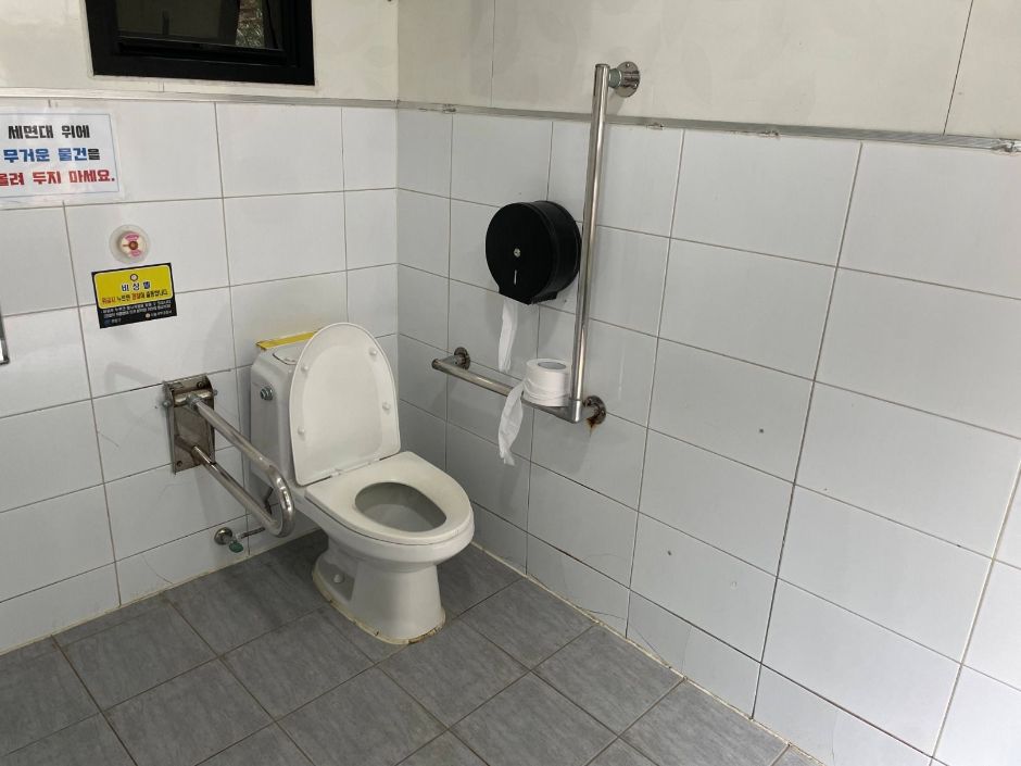 녹번서공원_출입구 인근 장애인화장실 내부