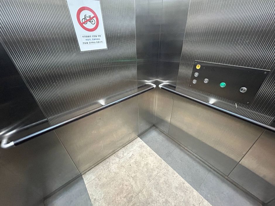마곡광장_엘리베이터 내부_1