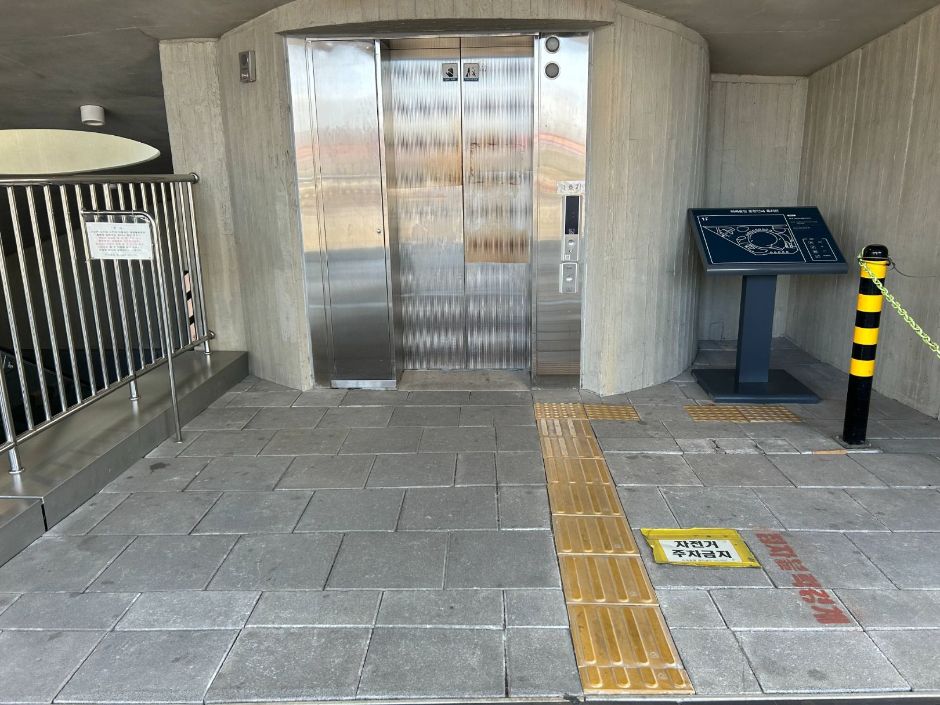 마곡광장_입구 엘리베이터