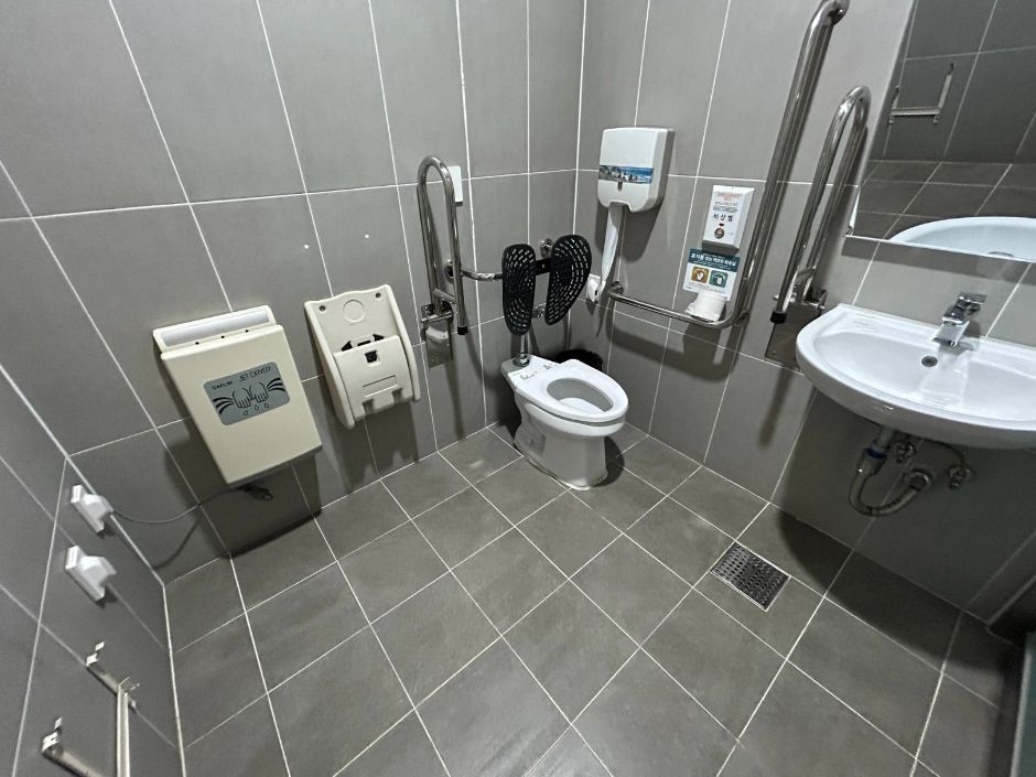 마곡광장_장애인 화장실 내부