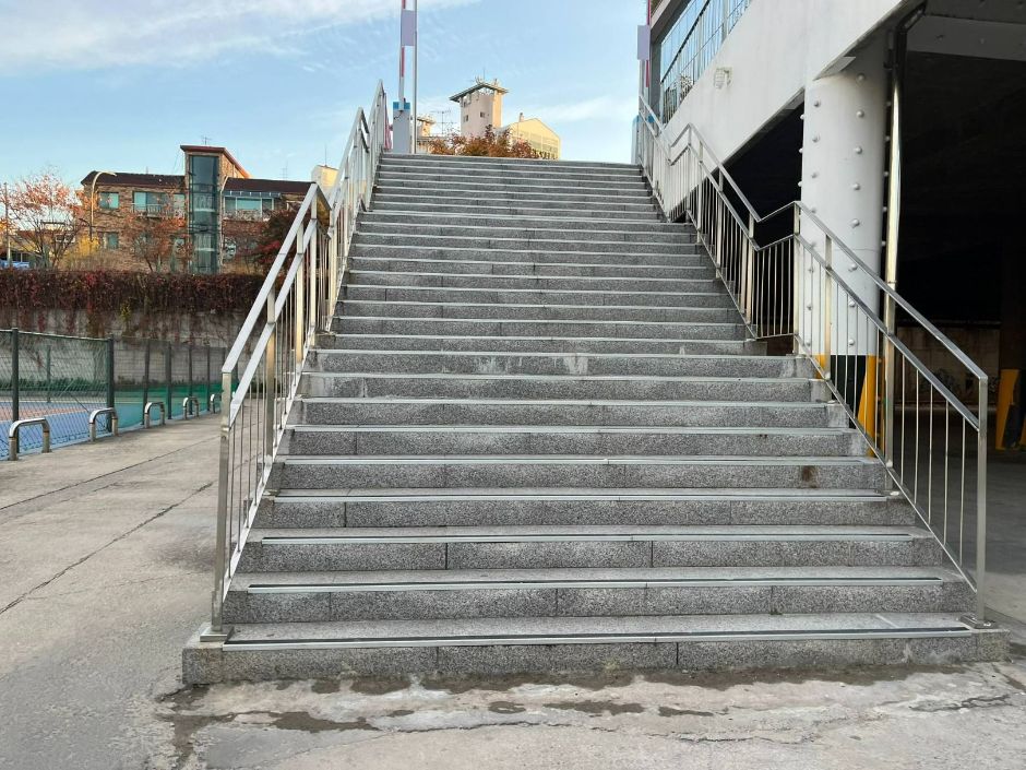 망원유수지체육공원_마포구민체육센터 연결계단