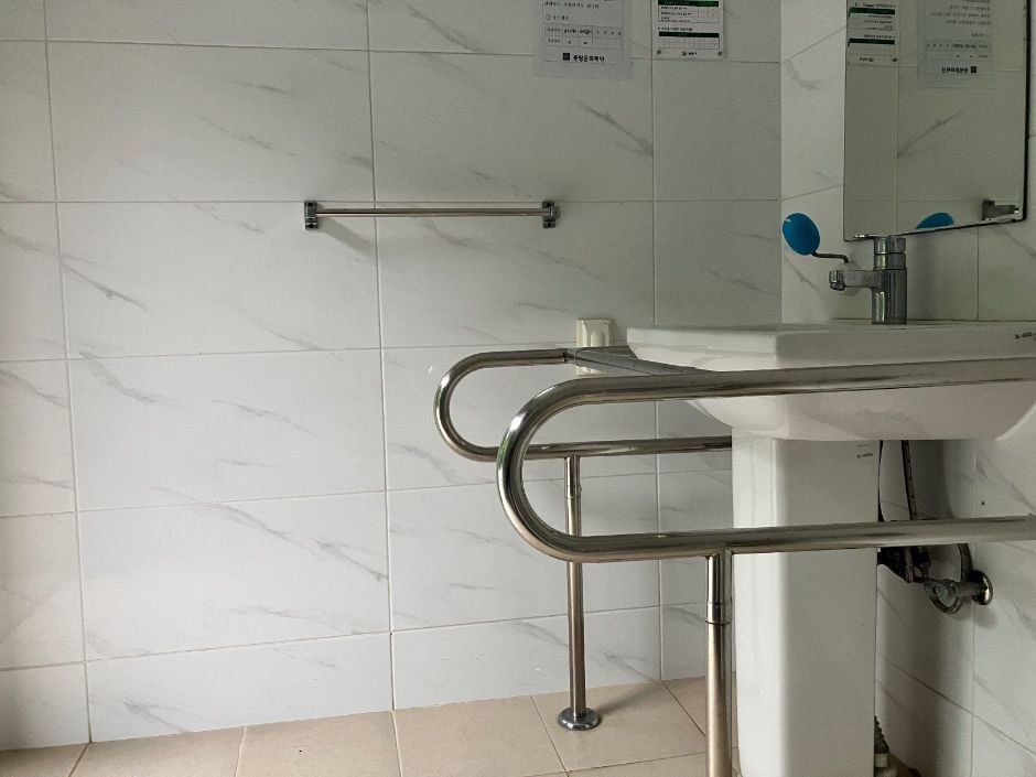 서울 봉화산옹기테마공원_장애인화장실 내부