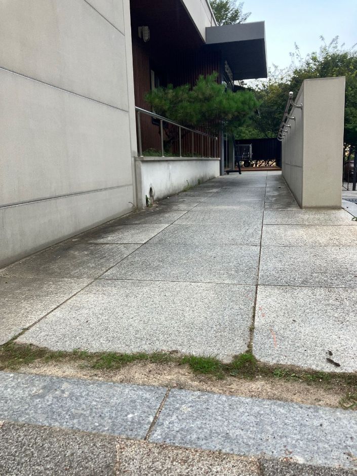 서울 봉화산옹기테마공원_한지체험관 출입구 1