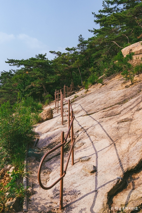 서울_북한산족두리봉_바위 옆으로 난 등산로