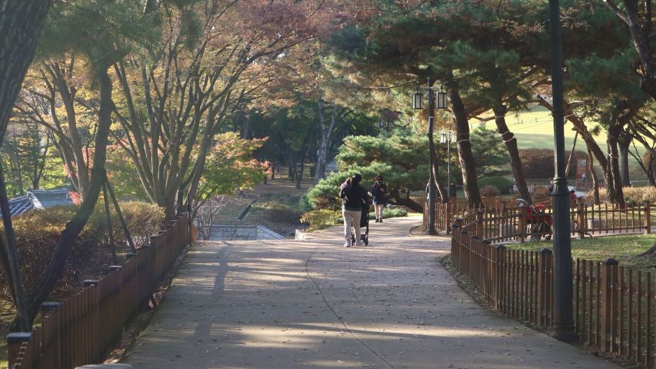 서울 방이동 고분군_고분 관광지 내 유모차 이용 관람객 모습