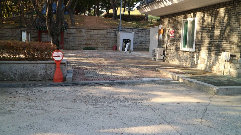 서울 방이동 고분군_장애인 주차장에서 정문 출입구 가는길 완만함