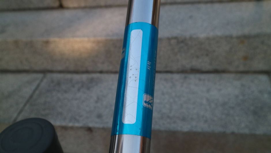 서울 방이동 고분군_정문 앞 계단 손잡이 점자 블록