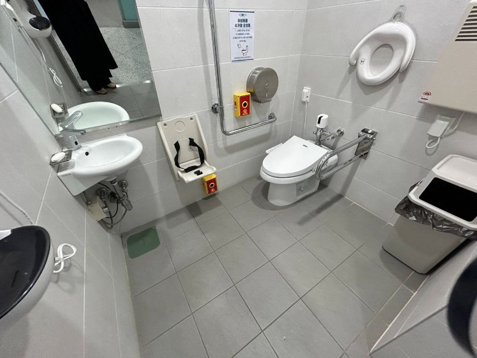 서울물재생체험관_장애인 화장실 내부