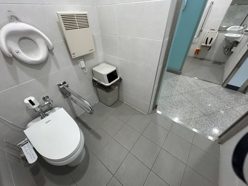 서울물재생체험관_장애인 화장실(내부에서 외부)
