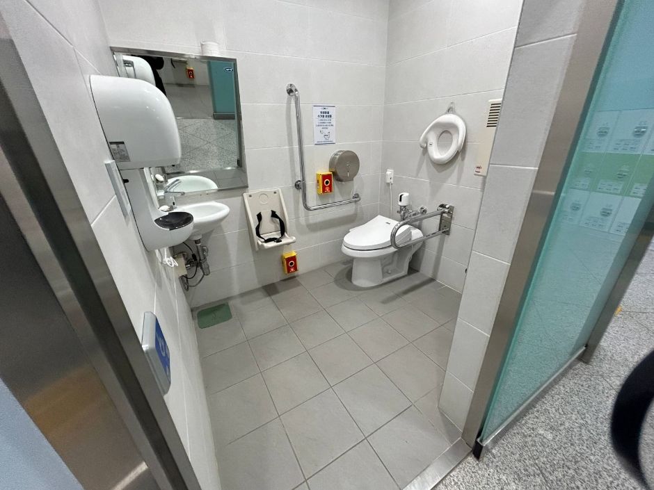 서울물재생체험관_장애인 화장실(외부에서 내부)