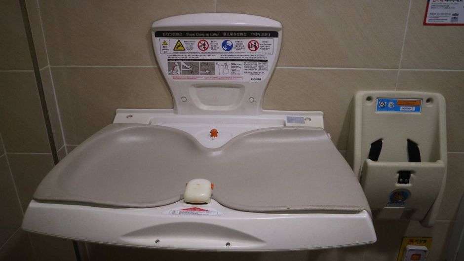 서울숲곤충식물원_외부 장애인 전용 화장실 영유아 거치대